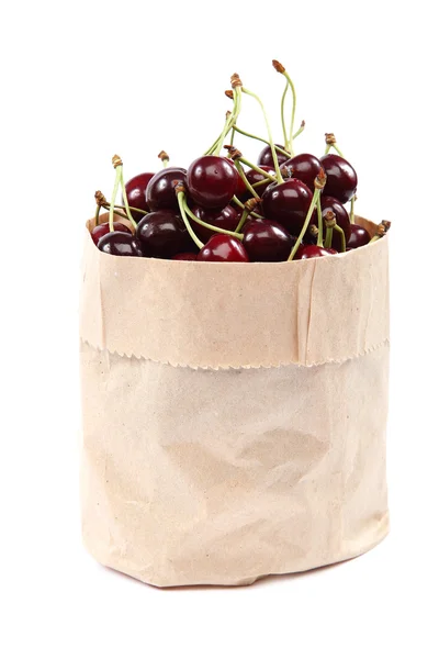 Świeżych owoców wiśni w papierowej torebce. — Zdjęcie stockowe