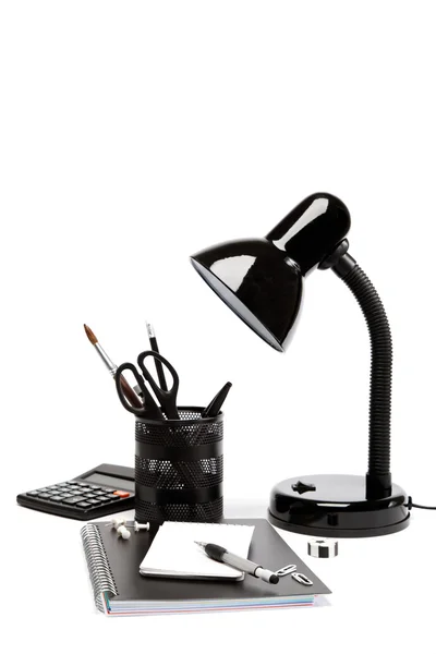 Tabell lampa och kontorsmateriel isolerad på vit bakgrund. — Stockfoto