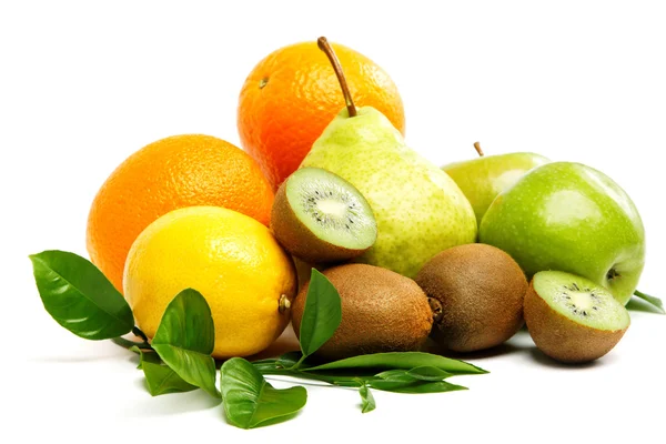 Frutas frescas sobre fondo blanco . — Foto de Stock