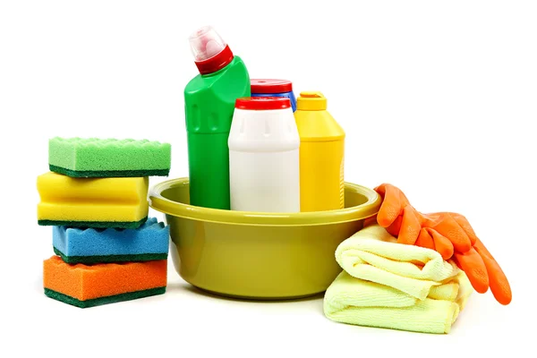 Frascos de detergente, guantes de goma y esponja limpiadora . — Foto de Stock