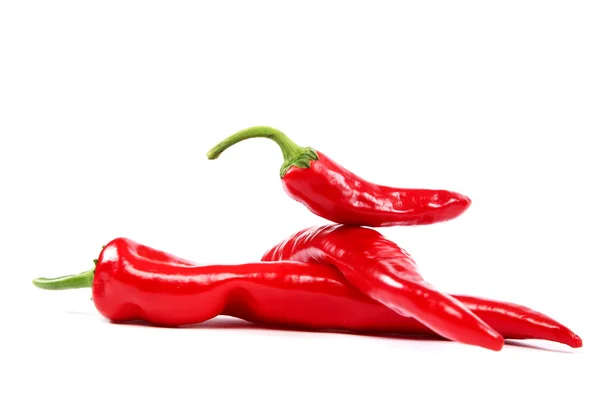 Świeża papryka chili na białym tle. — Zdjęcie stockowe