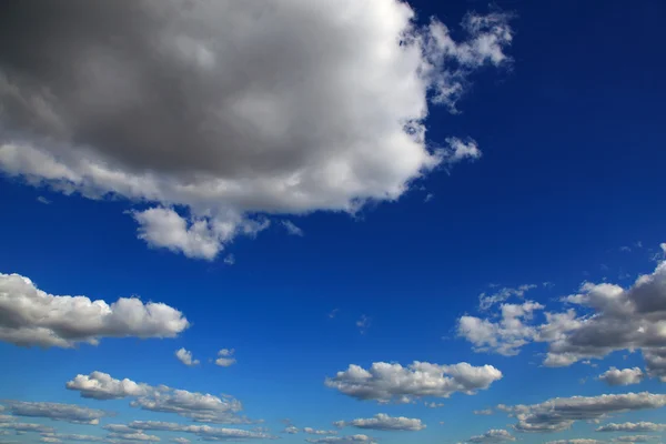 Cielo blu con nuvole di cumulo bianche. — Foto Stock