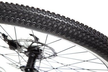 beyaz zemin üzerinde bisiklet tekerleği.