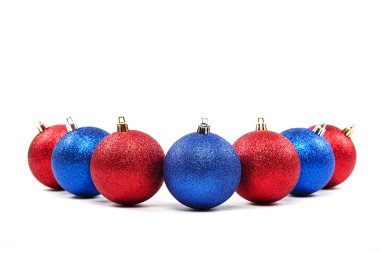 Beyaz arka planda noel topları.