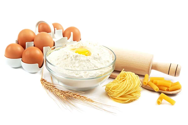 Meel, eieren, pasta, bakken ingrediënten voor het koken. — Stockfoto