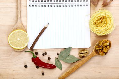 yemek tarifleri, sebze ve baharat üzerine ahşap masa için defter.