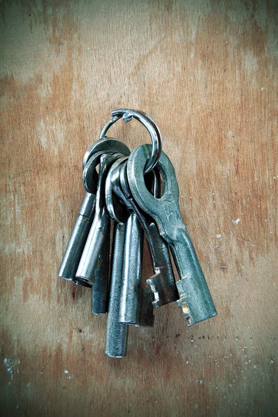 Kilka starych kluczy na ścianie. — Zdjęcie stockowe