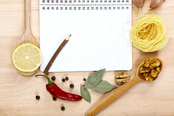 Cuaderno para recetas, verduras y especias en mesa de madera . —  Fotos de Stock