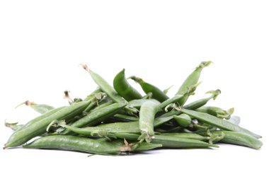Beyaz arkaplanda yeşil bezelye kabukları izole.