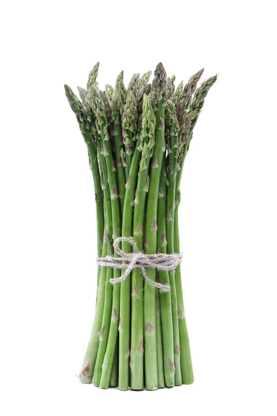 Asparagi freschi verdi isolati su fondo bianco. — Foto Stock