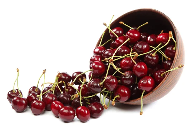 Cerezas frescas en un tazón de madera sobre un fondo blanco . —  Fotos de Stock