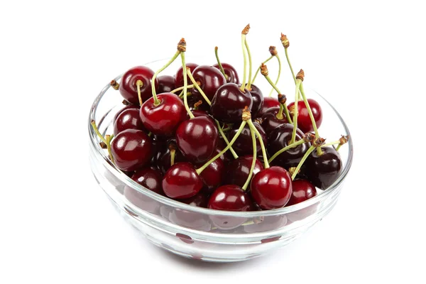 Cerezas frescas en un plato de vidrio aislado sobre un fondo blanco . —  Fotos de Stock