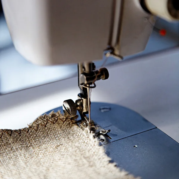 Швейна машина робоча частина з тканиною . — стокове фото