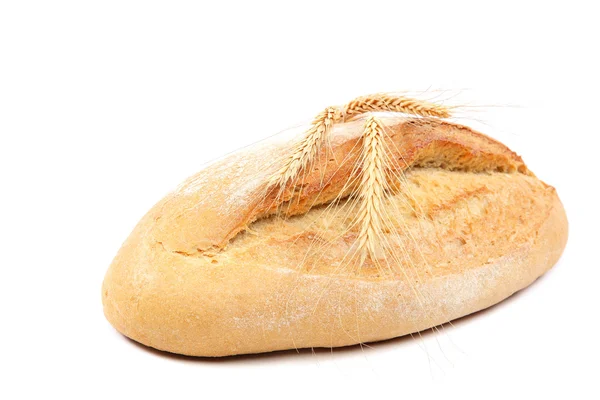 Хлеб и пшеничные уши на белом фоне . — стоковое фото