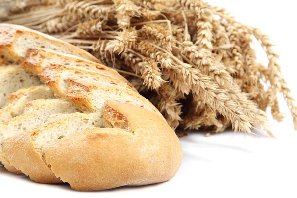 Brot und Weizenähren auf weißem Hintergrund. — Stockfoto