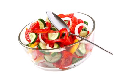 bir cam tabak taze sebze salatası.