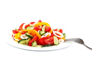 Beyaz arkasında izole bir seramik tabak taze sebze salatası