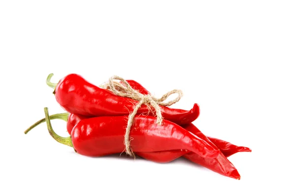 Rote Chilischoten mit Seil auf weißem Hintergrund gebunden. — Stockfoto