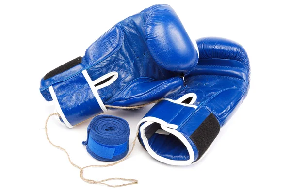 Luvas de boxe azuis e ligaduras isoladas em um fundo branco . — Fotografia de Stock