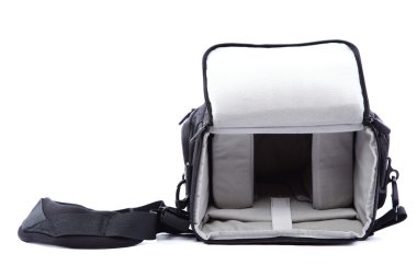 Beyaz arka plan üzerinde izole modern kamera çantası.