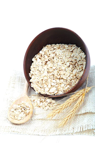 Fiocchi d'avena in ciotola su fondo bianco. Cibo sano . — Foto Stock