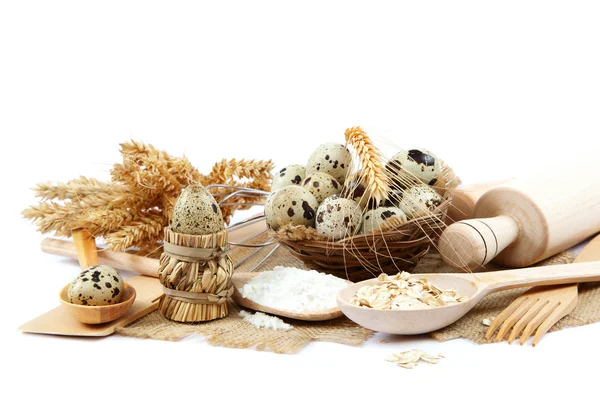 Ovos de codorna, farinha e utensílios de cozinha sobre tela . — Fotografia de Stock