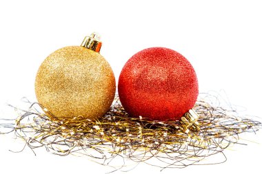 Beyaz arka planda noel topları. 