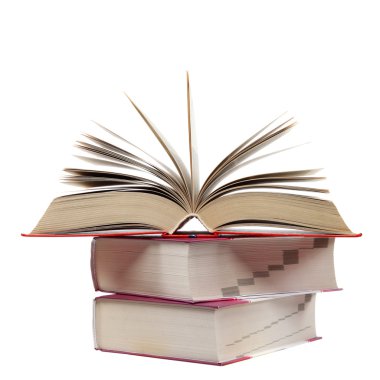 Beyaz arkaplanda bir yığın kitap.