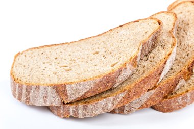 Beyaz arka plan üzerinde ekmek dilimleri yığını.