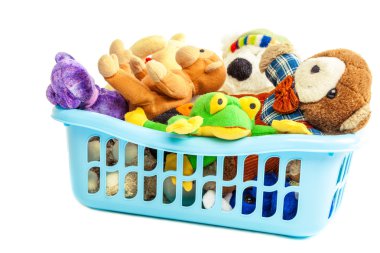 Beyaz arka plan üzerinde plastik bir kap içinde yumuşak oyuncaklar.