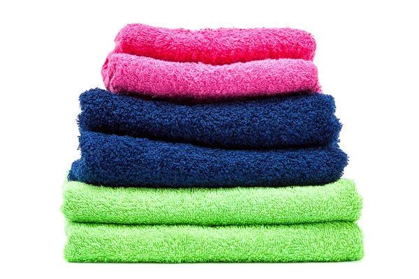 Pila di asciugamani colorati su sfondo bianco . — Foto Stock