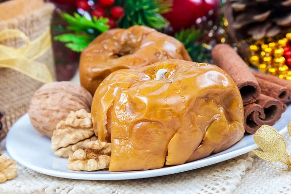 Pommes cuites au four avec des noix et de la cannelle sur un fond le Noël — Photo