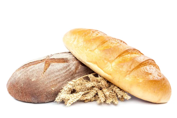 Brot und Weizenähren auf weißem Hintergrund. — Stockfoto