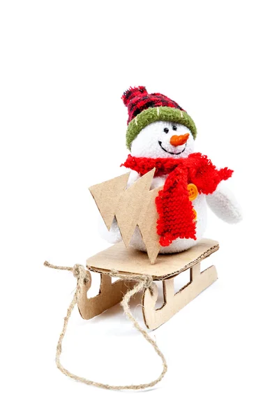 在白色背景上的圣诞树上雪橇雪人. — 图库照片