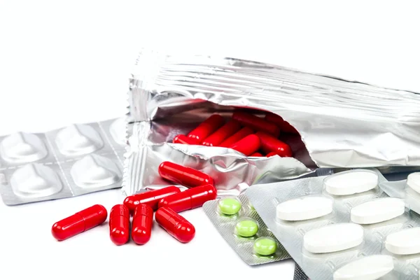 Tabletter, kapslar, blåsor med piller på vit bakgrund. — Stockfoto