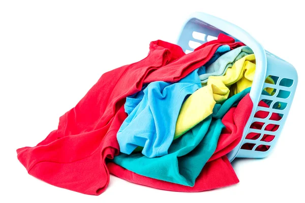Abbigliamento con contenitore blu per il lavaggio su fondo bianco . — Foto Stock