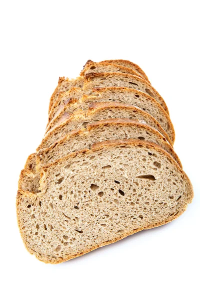 Pão de centeio fatiado isolado em um fundo branco . — Fotografia de Stock