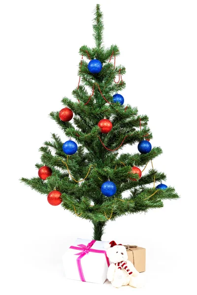 Beyaz zemin üzerine kırmızı ve mavi top süslenen Noel ağacı. - Stok İmaj