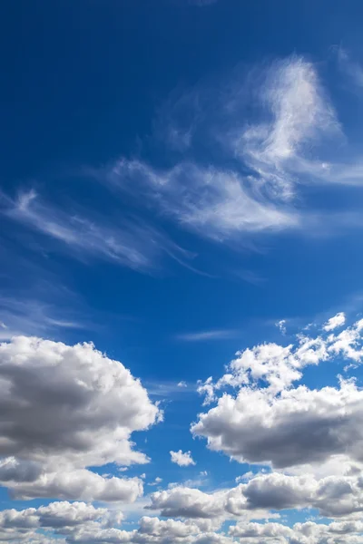 Nuvole bianche contro il cielo blu. — Foto Stock