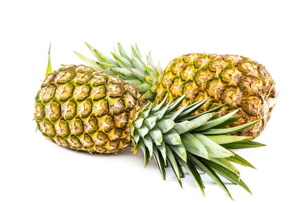 Ananas vruchten geïsoleerd op een witte achtergrond. — Stockfoto