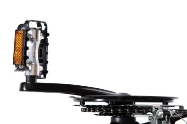 Bisiklet pedalı ile beyaz bir arka plan üzerinde Zincir Dişli.