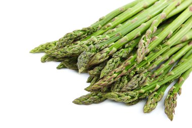 Beyaz arka planda taze yeşil kuşkonmaz.