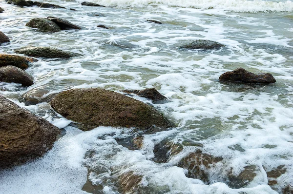 Vagues de mer orageuses sur le rivage rocheux . — Photo