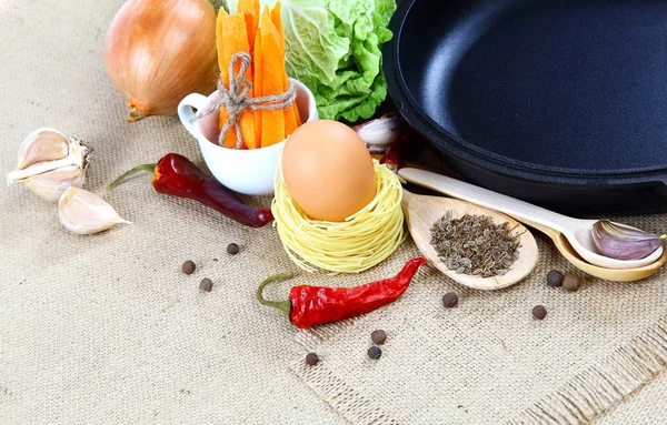Овощи, специи и кухонные принадлежности на мешковине . — стоковое фото
