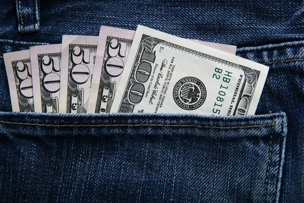 Pengar dollarsedlar i fickan på jeans. — Stockfoto