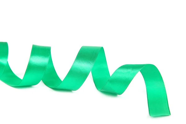 Rizos de cinta verde festivo sobre un fondo blanco . —  Fotos de Stock