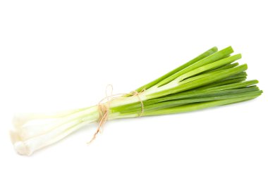 Beyaz arka plan üzerinde izole taze yeşil soğan.
