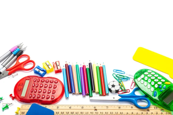 Briefpapier en school supplies geïsoleerd op witte achtergrond. — Stockfoto