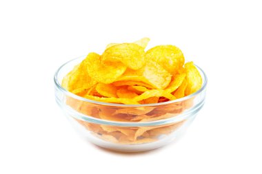 Patates cipsi cam beyaz arka plan üzerinde yay.