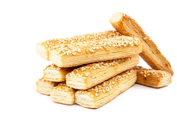 Biscoitos soprados com sementes de gergelim isoladas em fundo branco . — Fotografia de Stock